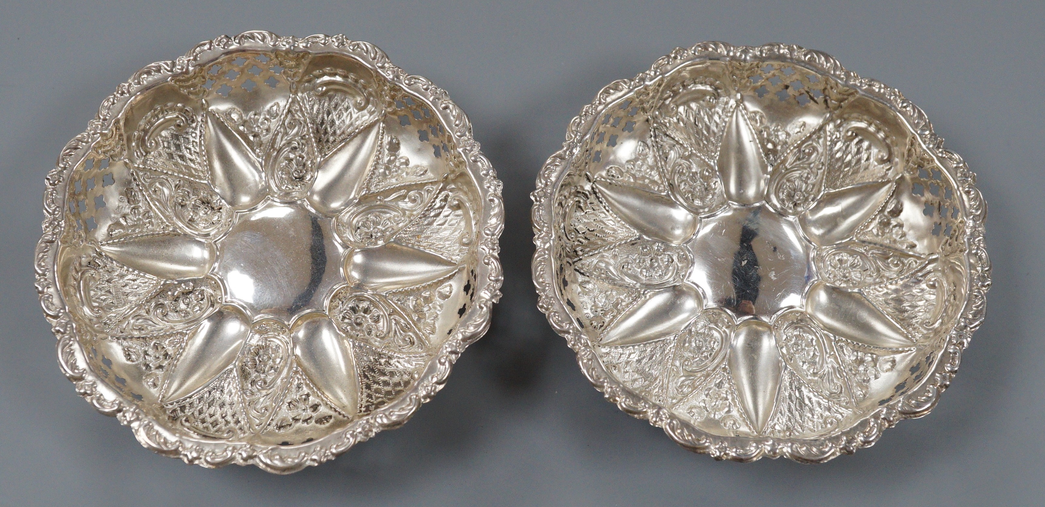 A pair of late Victorian pierced silver shaped circular bonbon dishes, Birmingham, 1900, 11.4cm.